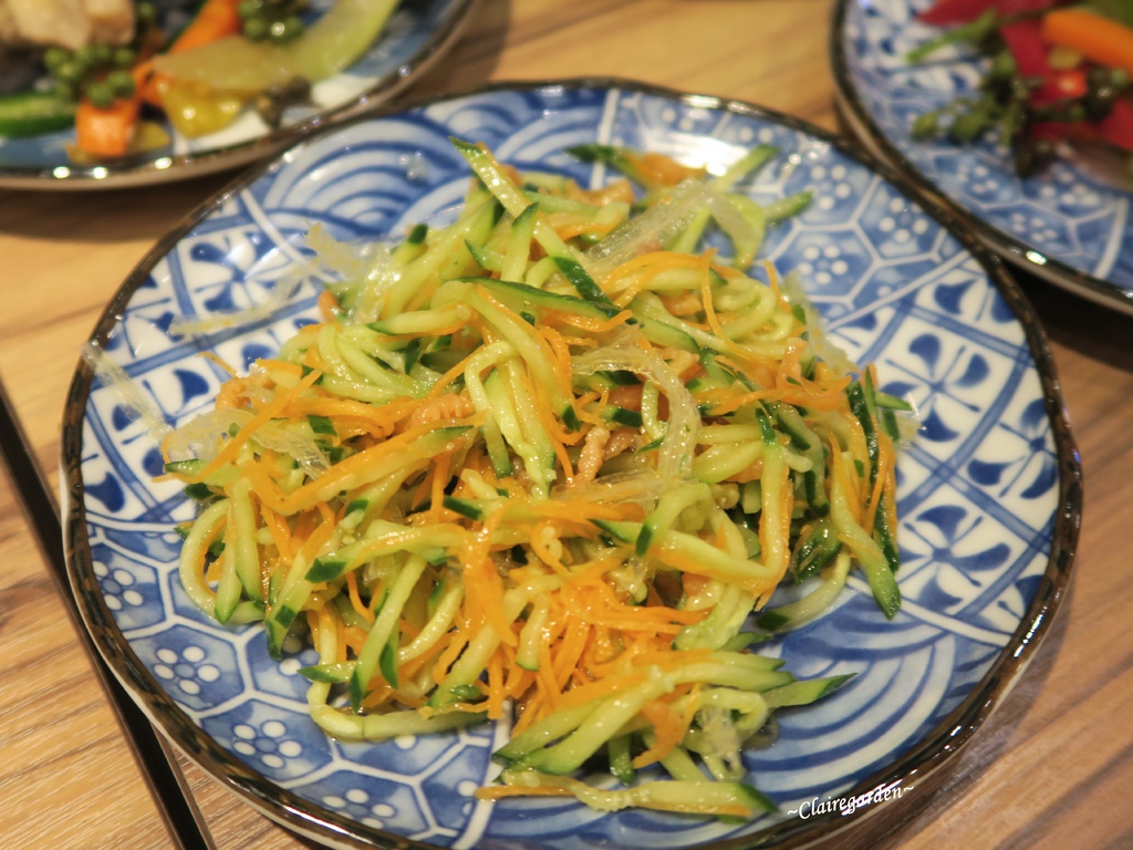 台北 捷運忠孝復興 Woo姥姥麵館~東區平價麵館。山東和四川特色麵。不一樣的小菜