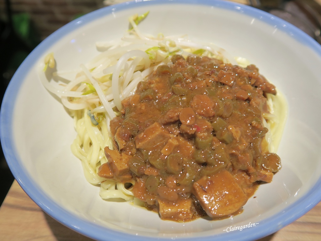 台北 捷運忠孝復興 Woo姥姥麵館~東區平價麵館。山東和四川特色麵。不一樣的小菜