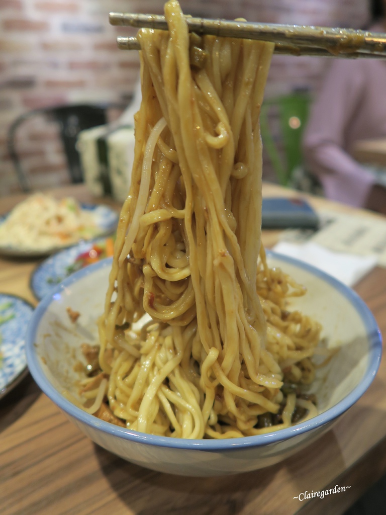 台北 捷運忠孝復興 Woo姥姥麵館~東區平價麵館。山東和四川特色麵。不一樣的小菜