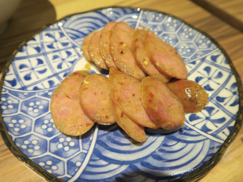 台北 捷運忠孝復興 Woo姥姥麵館~東區平價麵館。山東和四川特色麵。不一樣的小菜