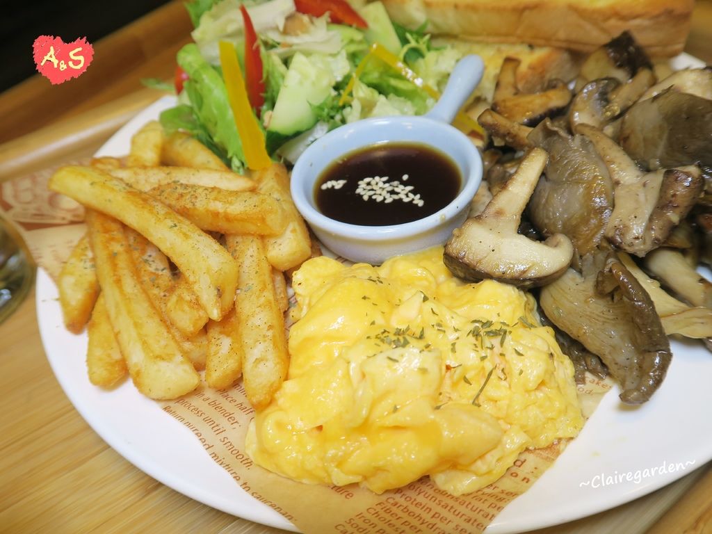 早午餐,生菜沙拉,米食,挪威鯖魚,奶油炒野菇,香酥大蒜麵包,柳橙汁,桃園美食,小囍窩