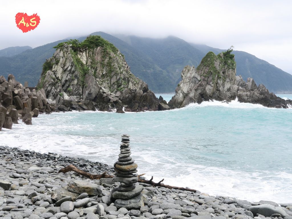 [遊記] 宜蘭 粉鳥林漁港 漸層海水藍。超美月牙灣