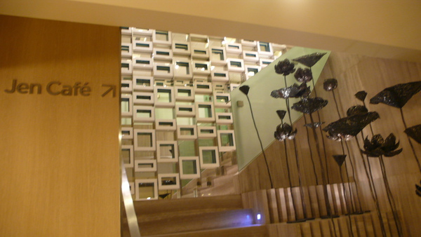 仁民飯店Hotel Jen-往餐廳的樓梯