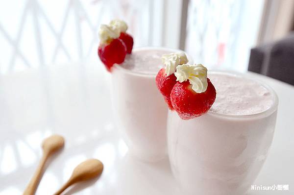 草莓蜂蜜牛奶冰沙10.jpg 草莓蜂蜜牛奶冰沙10.jpg
