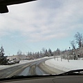 路上的雪都被車子壓成冰