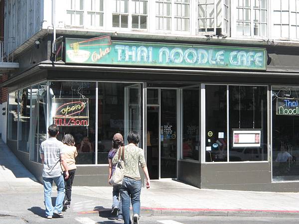 東西不錯吃但實景跟網頁有落差再加上waitress超機車的Osha Thai Noodle Cafe (696 Geary St. @ Leavenworth)