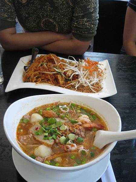 上面是Diana點的Pad Thai ($8.95), 下面是我點的Osha Tom Yum Noodle Soup ($9.95)