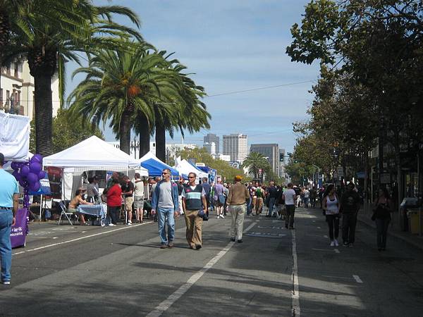 Castro Street Fair跟Folsom Street Fair差超多的!