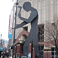 跟Yvonne在Switzerland看到過的The Hammering Man