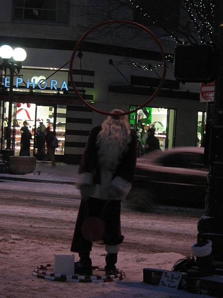 在冰天雪地中.辛苦賣藝的Santa Claus