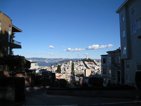 Lombard St. + 遠方的Coit Tower + 飄浮在空中的可愛雲朵