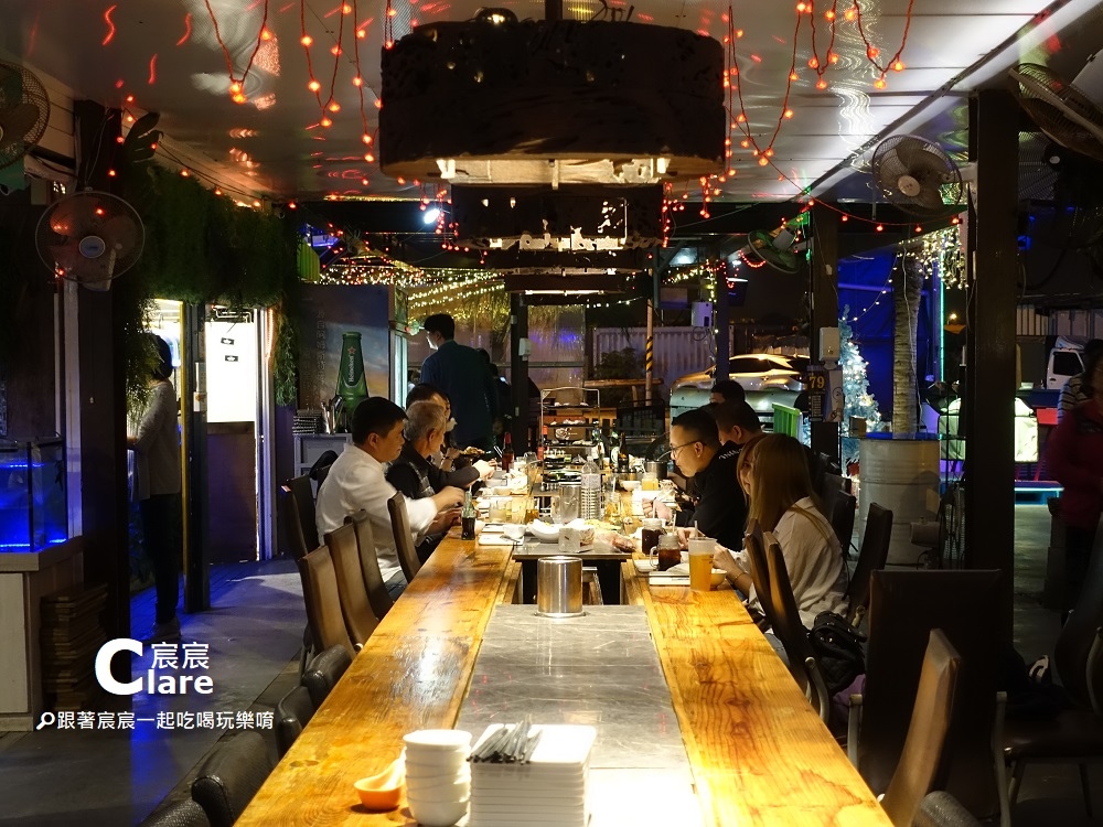 台南安平請上桌海鮮燒烤餐廳-長桌區用餐環境2.JPG