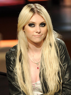 Taylor-Momsen_dossier_image.jpg