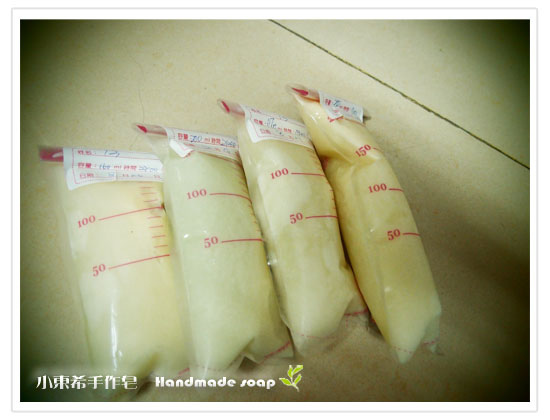 母乳含袋總重約:780G