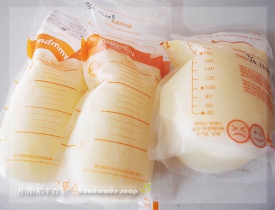 母乳含袋總重約:750g