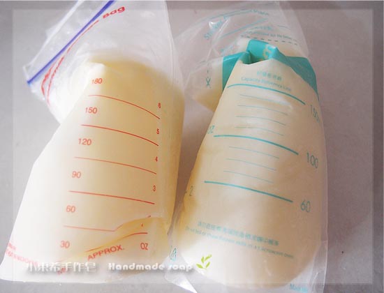 母乳含袋總重約:440G