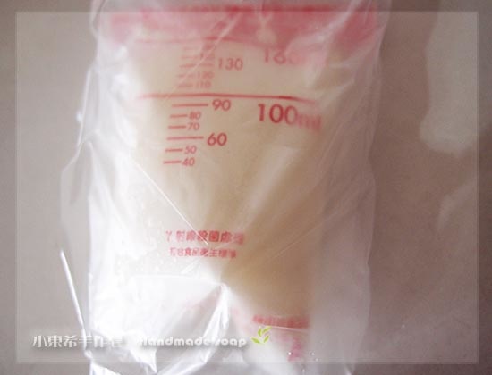 母乳含袋總重約:160g