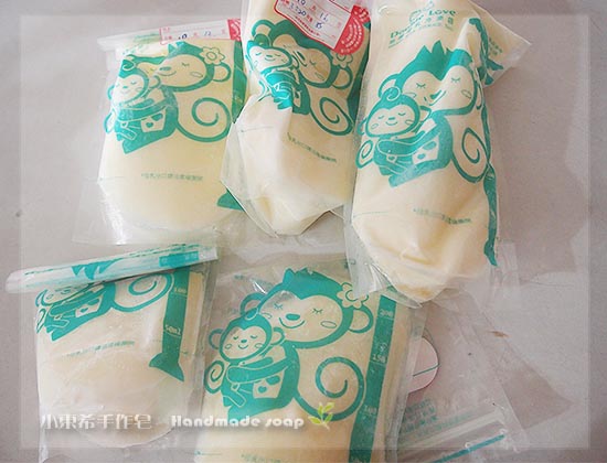 母乳含袋總重約:900g