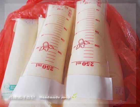 母乳含袋總重約:2395g