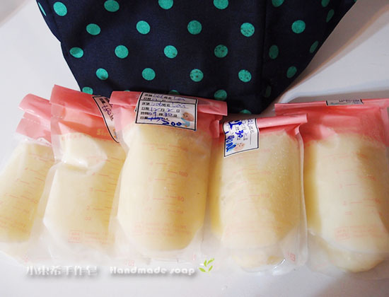 母乳含袋總重約:954g