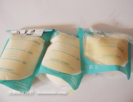 母乳含袋總重約:475g