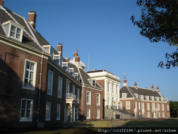 宮殿（與現在荷蘭女王所居住的宮殿,外觀一模一樣）