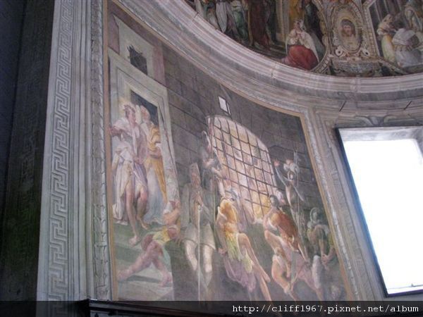 聖彼得鐵鍊教堂中主祭台濕壁畫描述聖彼得的生平