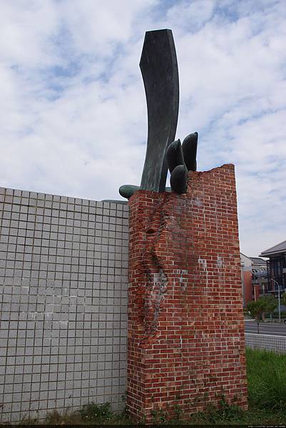 運動公園旁的現代雕塑