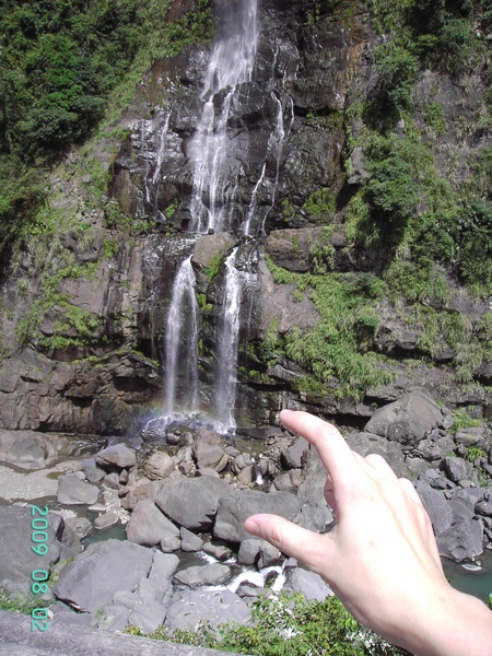 瀑布飛濺岩壁處 隱約可見彩虹