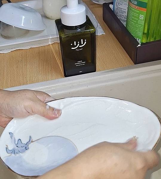 少少生活無添加液體馬賽皂，一瓶適用於身體清潔、蔬果、食器洗滌