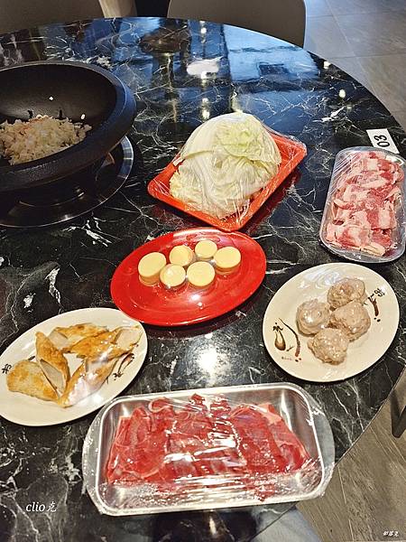 金山大碗石頭火鍋~食材新鮮多樣化，爆炒鍋底湯鮮味美，海鮮澎湃