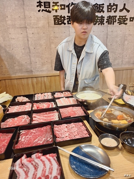 山崎昆布鍋物滿滿的肉品、海鮮和蔬食，小克的火鍋首選（桃園火鍋