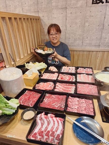 山崎昆布鍋物滿滿的肉品、海鮮和蔬食，小克的火鍋首選（桃園火鍋