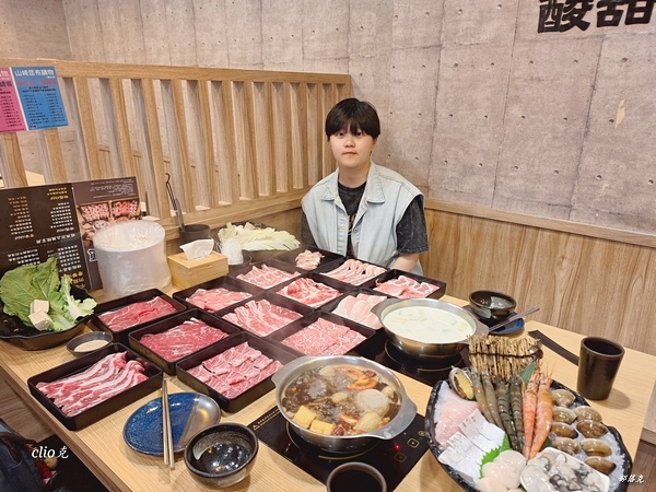 山崎昆布鍋物滿滿的肉品、海鮮和蔬食，小克的火鍋首選（桃園火鍋