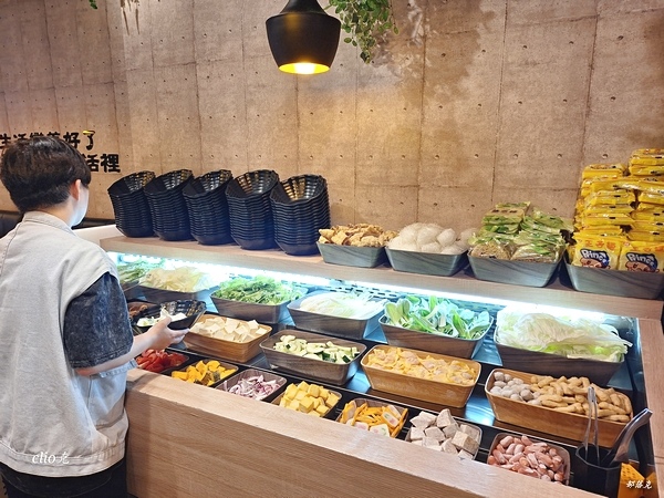 山崎昆布鍋物滿滿的肉品、海鮮和蔬食，小克的火鍋首選（桃園火鍋