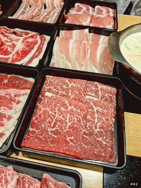 山崎昆布鍋物滿滿的肉品、海鮮和蔬食，小克的火鍋首選（桃園火鍋