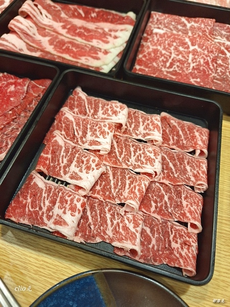 山崎昆布鍋物滿滿的肉品、海鮮和蔬食，小克的火鍋首選（桃園火鍋