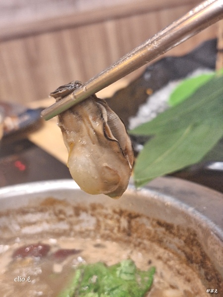 山崎昆布鍋物滿滿的肉品、海鮮和蔬食，小克的火鍋首選（桃園火鍋