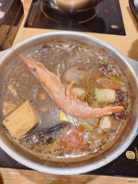 山崎昆布鍋物滿滿的肉品、海鮮和蔬食，小克的火鍋首選（桃園火鍋