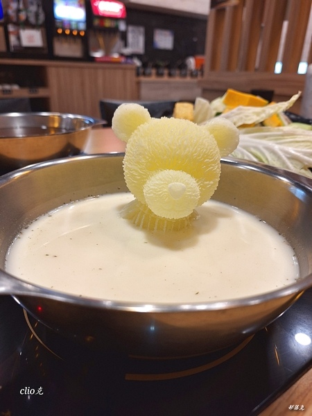 山崎昆布鍋物滿滿的肉品、海鮮和蔬食，小克的火鍋首選（桃園火鍋