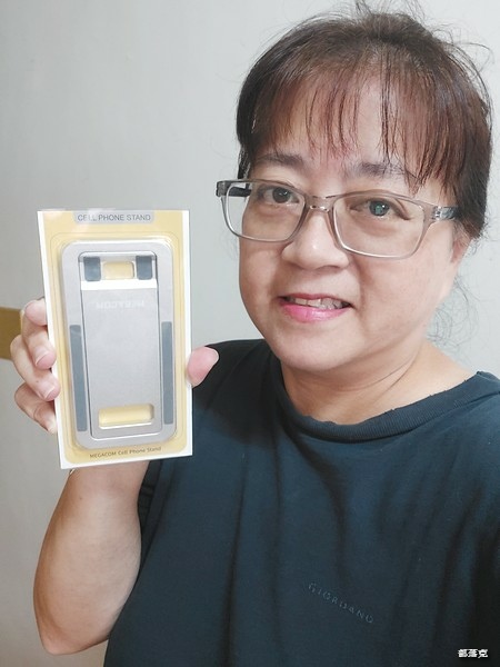 MEGACOM0.5cm超薄可折疊金屬手機架，鋁合金輕巧好用