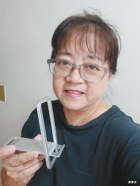 MEGACOM0.5cm超薄可折疊金屬手機架，鋁合金輕巧好用