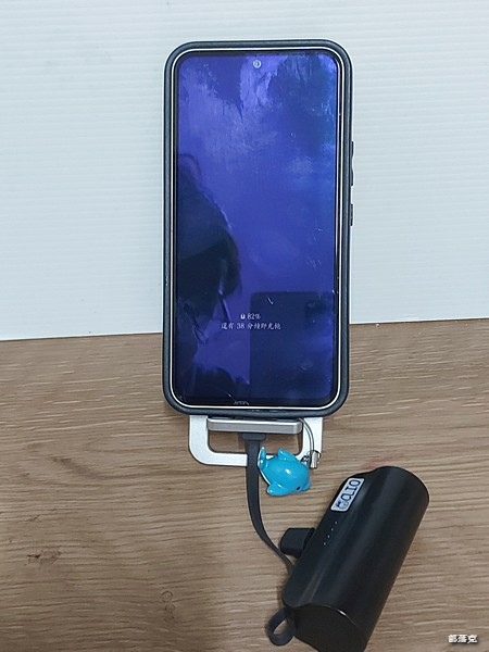 MEGACOM0.5cm超薄可折疊金屬手機架，鋁合金輕巧好用