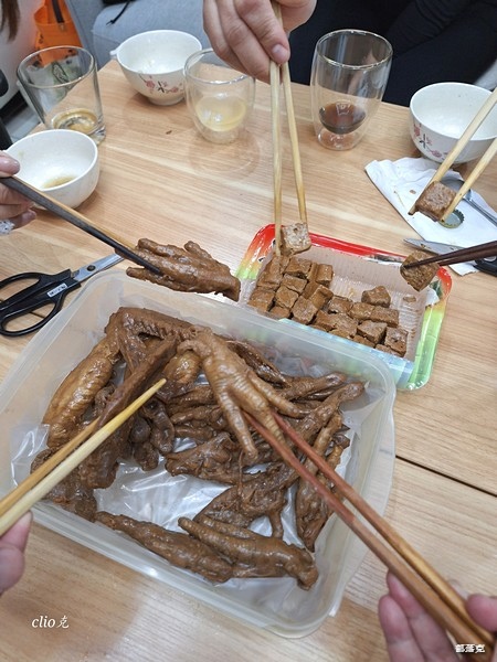 黑竹園堅持用40年的老滷汁製作出芳香四溢滋味難忘的好吃滷味（