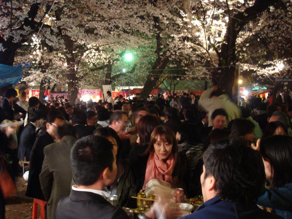 靖國神社外面樹下，全是滿滿的賞夜櫻人潮及賣小吃屋台,還算有秩序