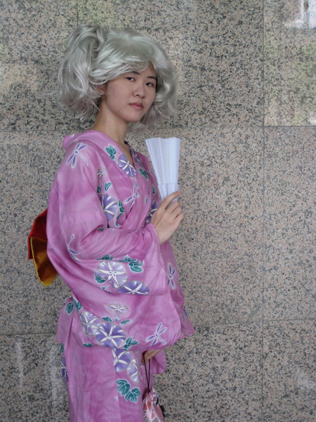 有點駝背...b