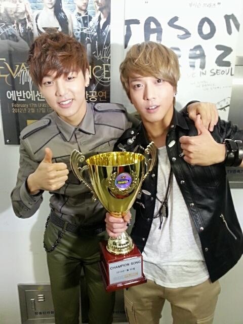 Younghwa-Minhyuk-with-trophy