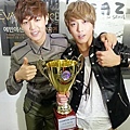 Younghwa-Minhyuk-with-trophy