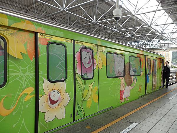 2012.02.新北投捷運列車1.JPG