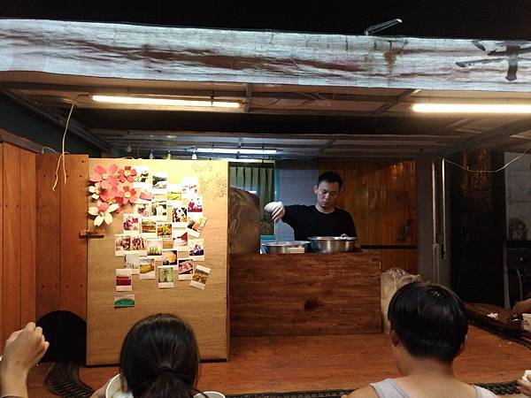 (花蓮)幽靈餐車 深夜食堂大推薦，不過常常很快就售完 這倒是真的